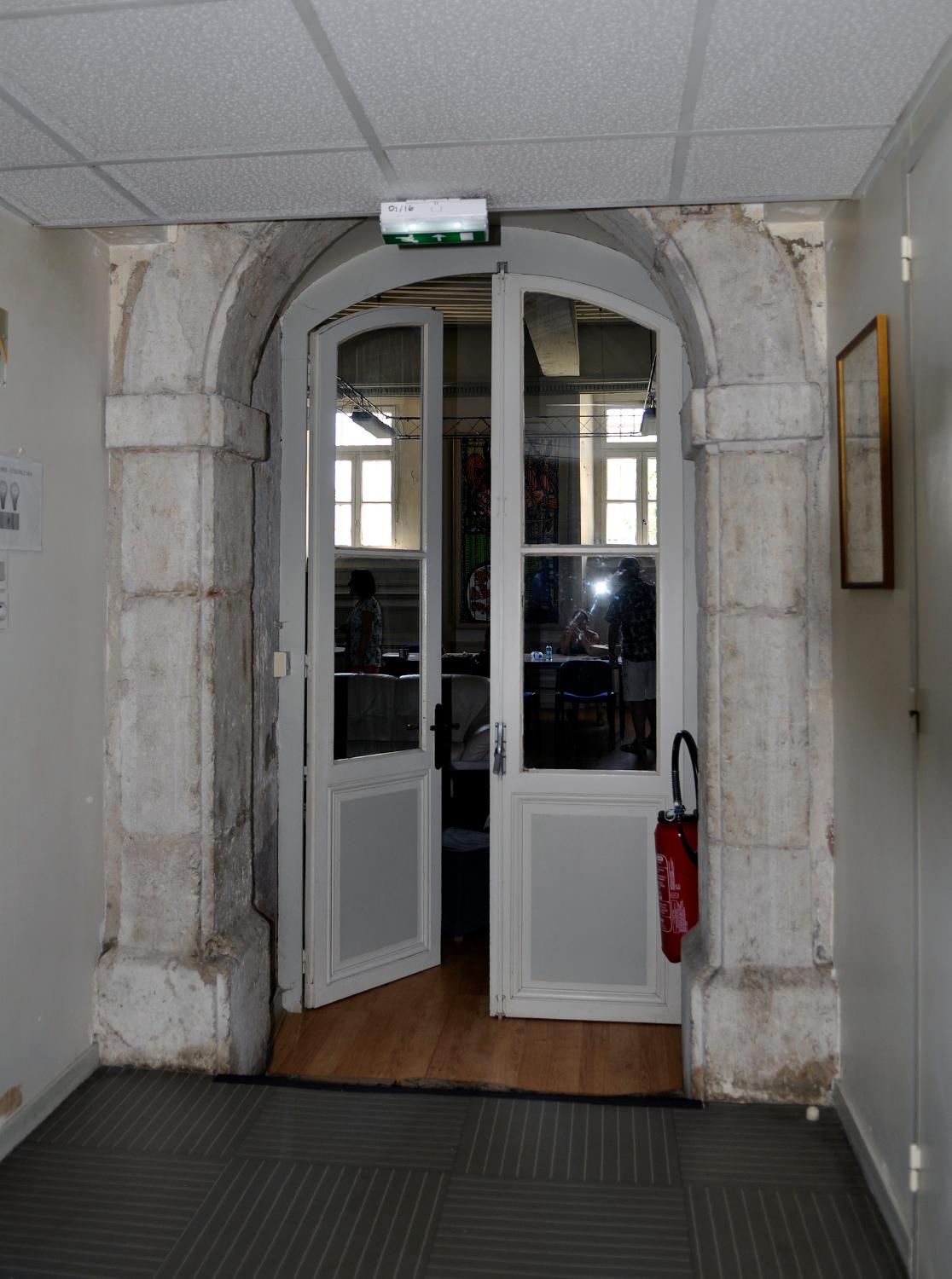 Collège de jésuites, puis institut national, école centrale supplémentaire, école communale secondaire, collège communal et école pratique de commerce et d'industrie, lycée, actuellement collège François-Ponsard