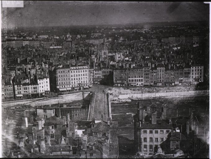 Pont de Saône, de Pierre ou du Change, puis de Nemours