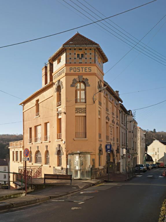 Châtel-Guyon (Puy-de-Dôme). Rue du Docteur-Levadoux. La poste : située délibérément à mi-pente entre la partie basse de la ville où se trouve le centre thermal et où évoluent les curistes, et le centre historique, en partie haute, où demeurent les contribuables. De façon à satisfaire la direction des postes en même temps que les représentants des habitants (les conseillers municipaux).