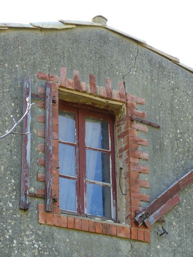 Fenêtre en brique, ferme au hameau du Moulin.