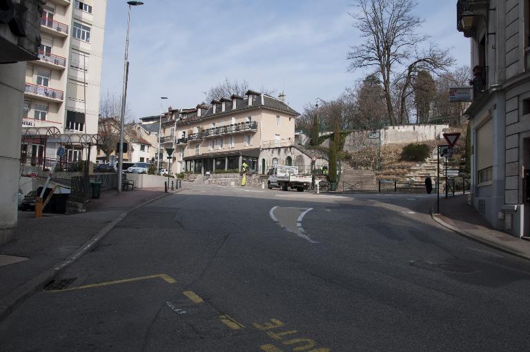 Hôtel de voyageurs, maison Gorjux, puis pension de la Grotte, actuellement hôtel-restaurant de la Grotte