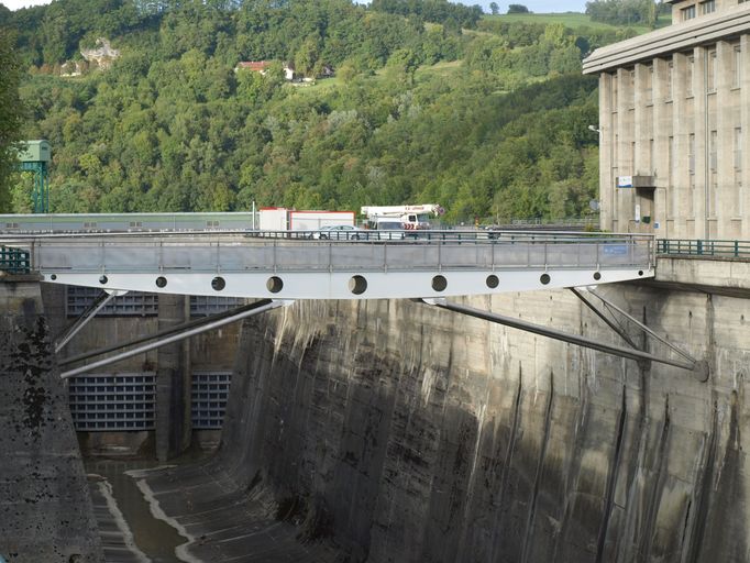 Passerelle sur l'évacuateur du barrage de Génissiat