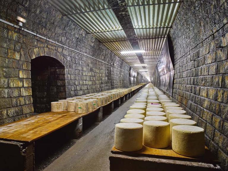 Des tunnels ferroviaires devenus caves à fromage, dans le Cantal - Aurillac  (15000)