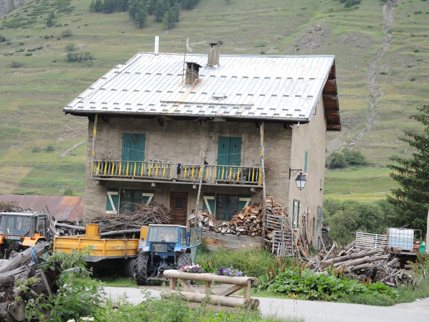 Ensemble de maisons de la reconstruction à Bessans