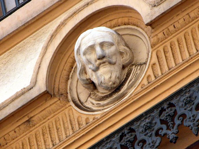 Ensemble de 6 hauts-reliefs en médaillon : portraits de rois et reines de France