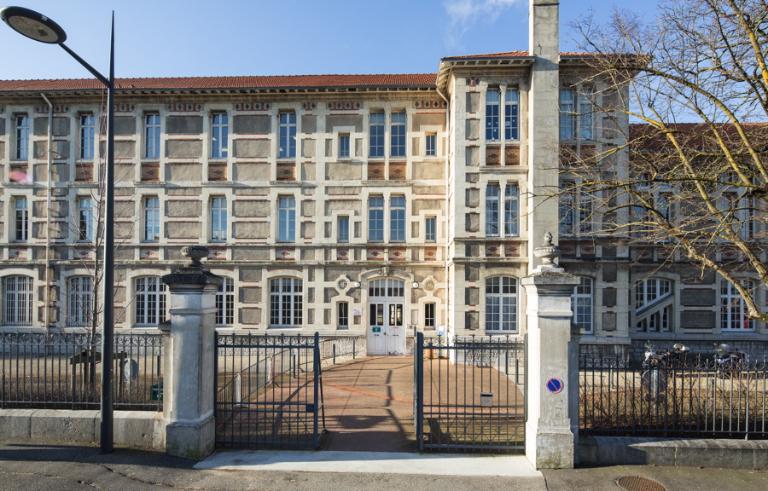 Les bâtiments nord (B) et sud (C) du lycée Emile-Loubet