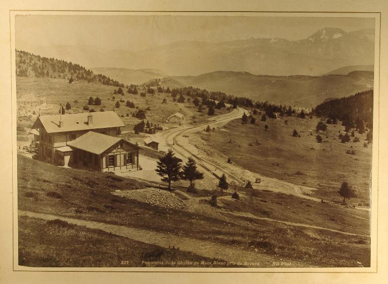 Hôtel de voyageurs, dit chalets-hôtels du Mont-Revard, puis Grand Hôtel PLM du Mont-Revard, actuellement immeuble à logements