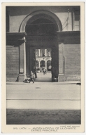 Entrée principale de l'hôpital, vers 1910. Carte postale AC Lyon. 4FI_1036