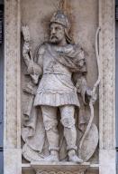 Ensemble de 3 statues, 4 masques et 12 agrafes sculptées : Trois Archers