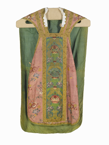 ornement rose : chasuble, étole, manipule