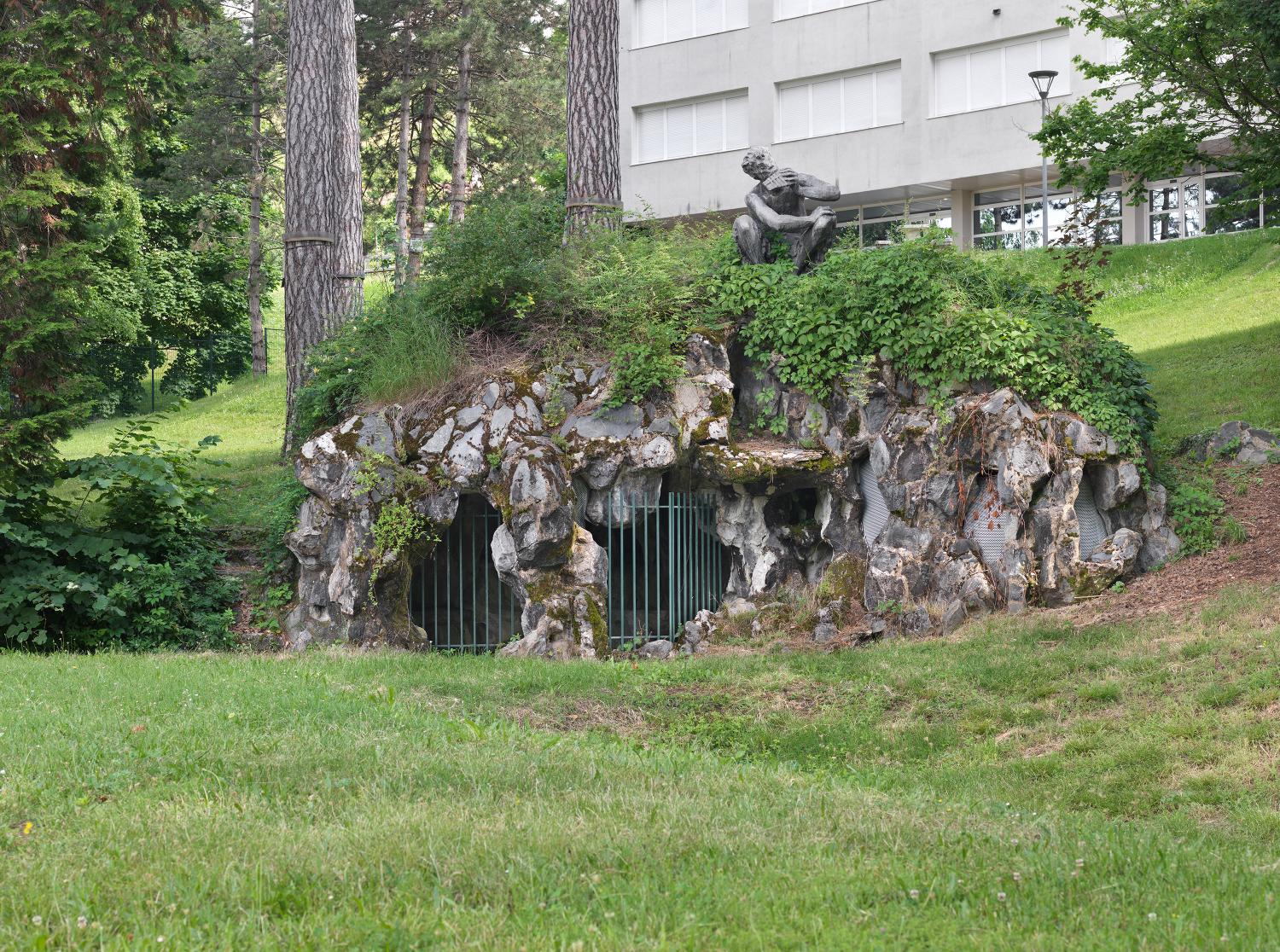 Sculpture (ronde-bosse) et fontaine : Faune jouant de la flûte de Pan