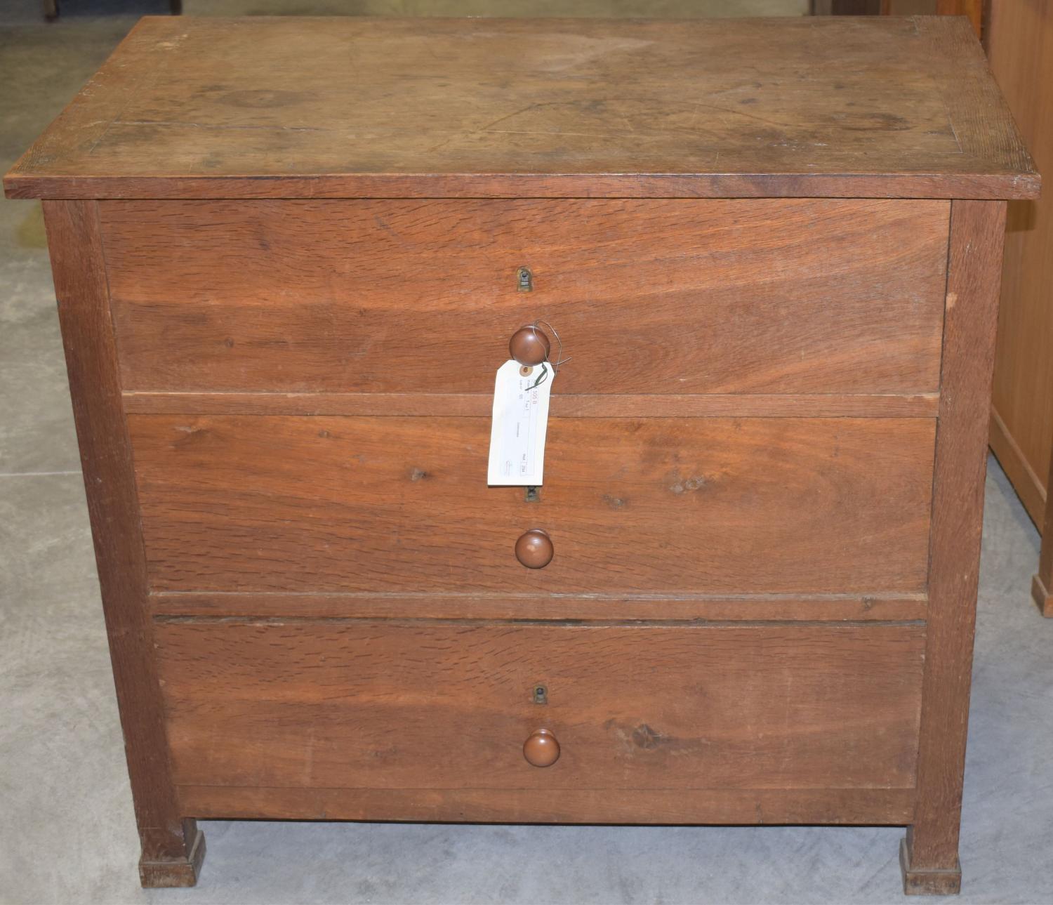 commode n°1 d'un ensemble de commodes à trois niveaux de tiroirs