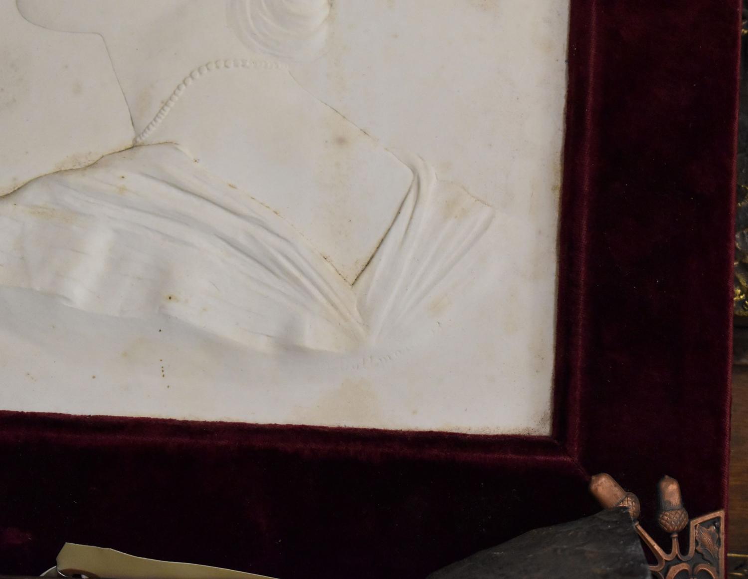 Bas-relief : Isabelle d'Orléans comtesse de Paris