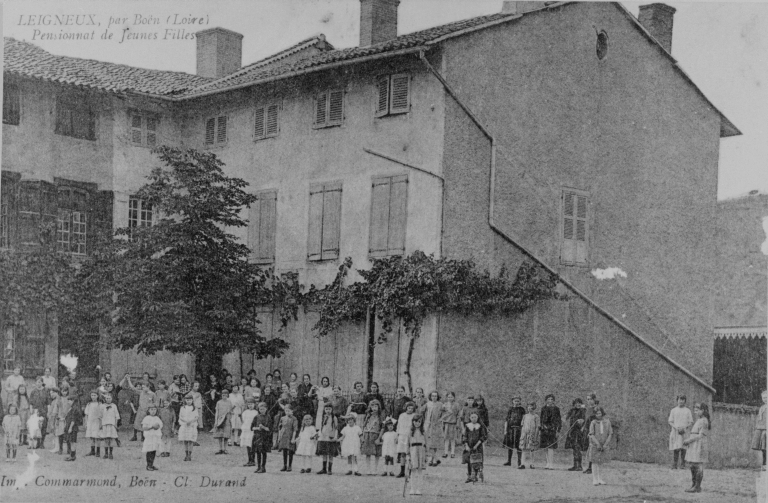 Maison de chanoinesses (maison de Madame de Grésolles), puis pensionnat de jeunes filles