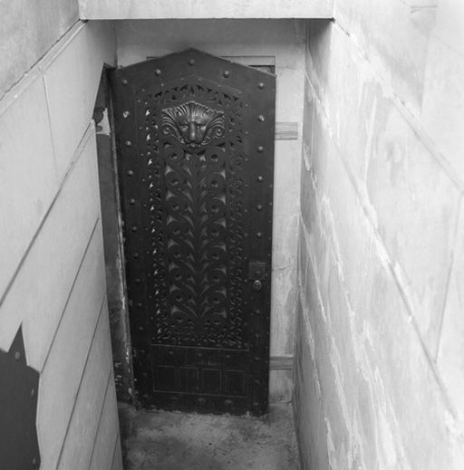 Vantail de la porte d'entrée ( dans l'escalier du décor d'architecture de la chapelle souterraine dite caveau de saint Pothin)