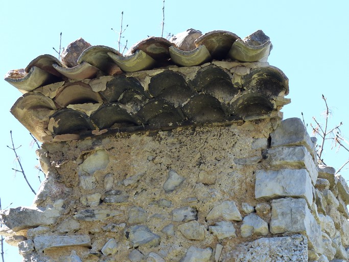 Avant-toit constitué de deux rangs de génoise sur un rang de carreaux de terre cuite, maison au village.