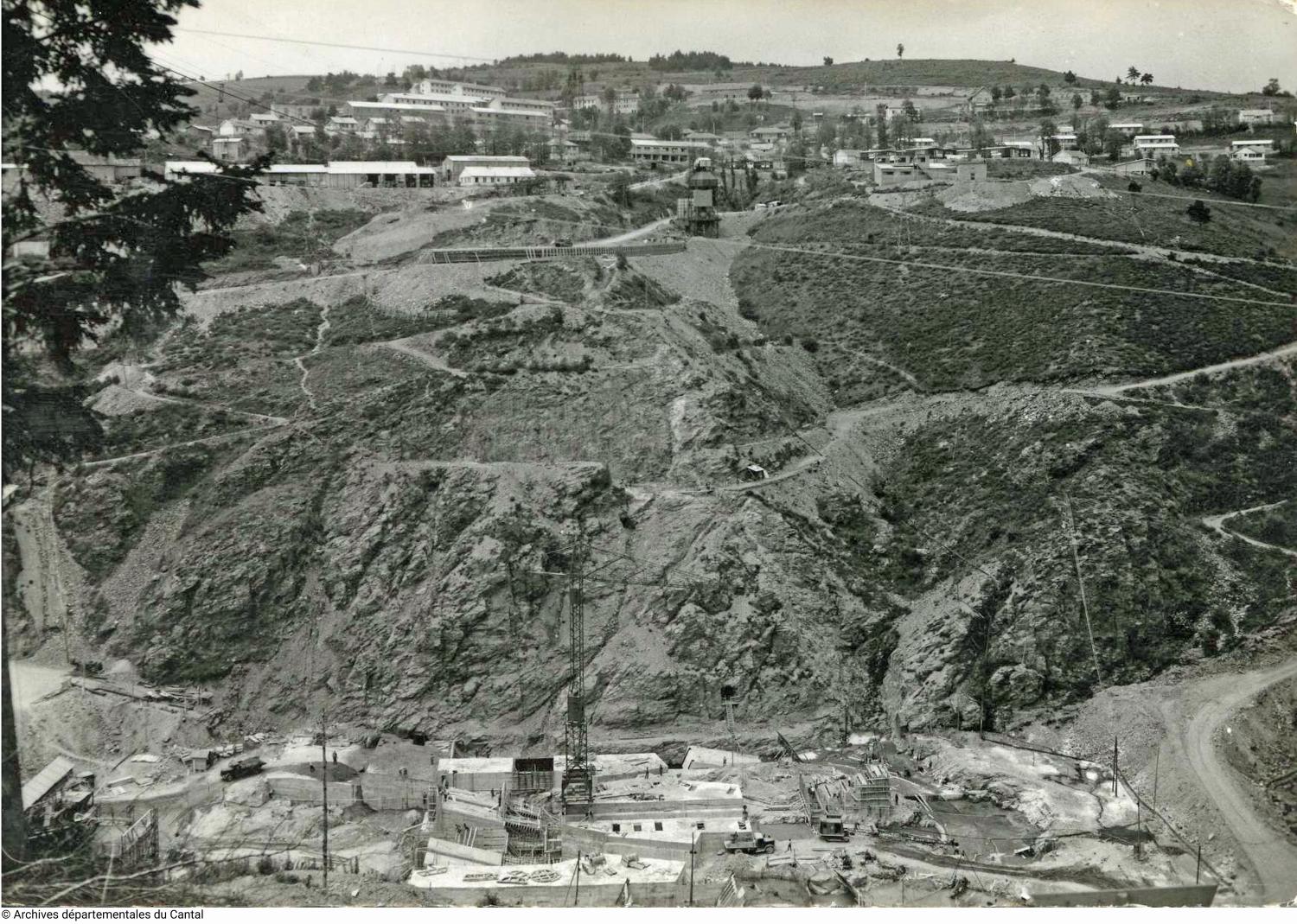 Le barrage de Grandval à Neuvéglise-sur-Truyère et Fridefont.