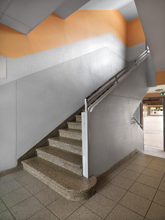 Groupe scolaire de Montroux, puis Cité technique, actuellement lycée d'enseignement général, technologique et professionnel René-Perrin