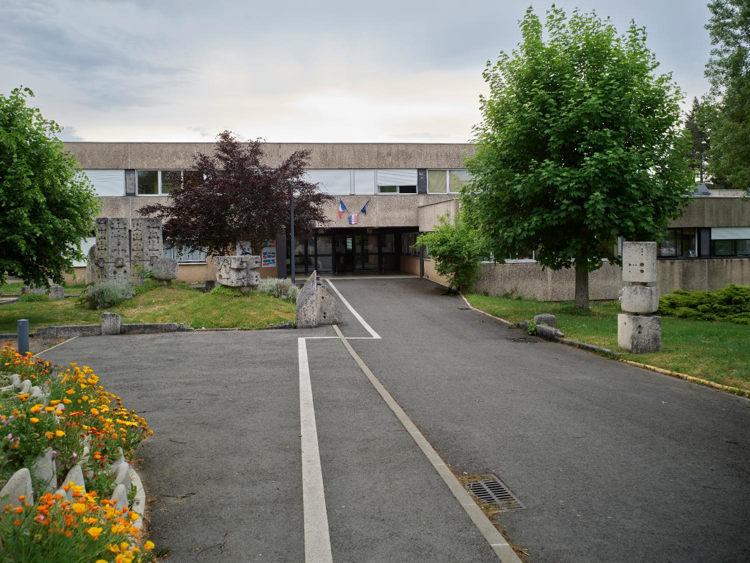 Oeuvre du 1% artistique du lycée professionnel Desaix de Saint-Eloy-les-Mines : ensemble d'éléments sculptés