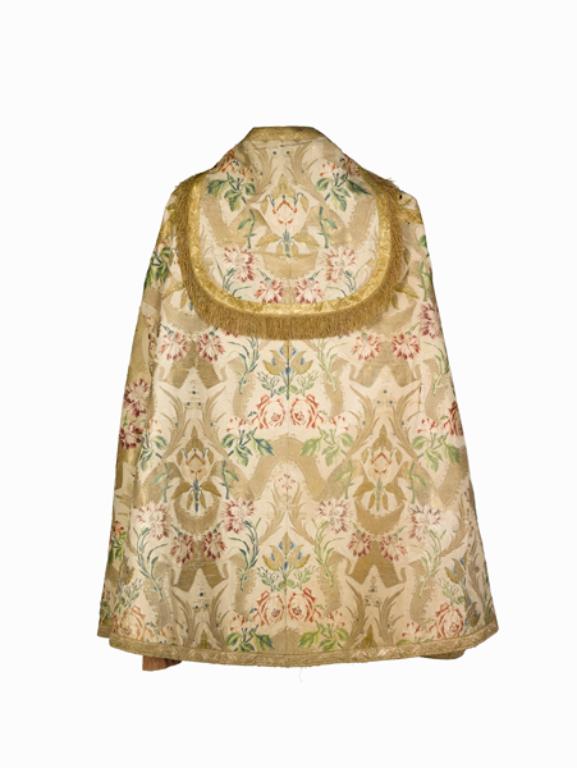 Ensemble de trois chapes, une chasuble, deux dalmatiques, trois étoles, quatre manipules, un voile de calice (non étudié), un antependium (non étudié) : ornement blanc