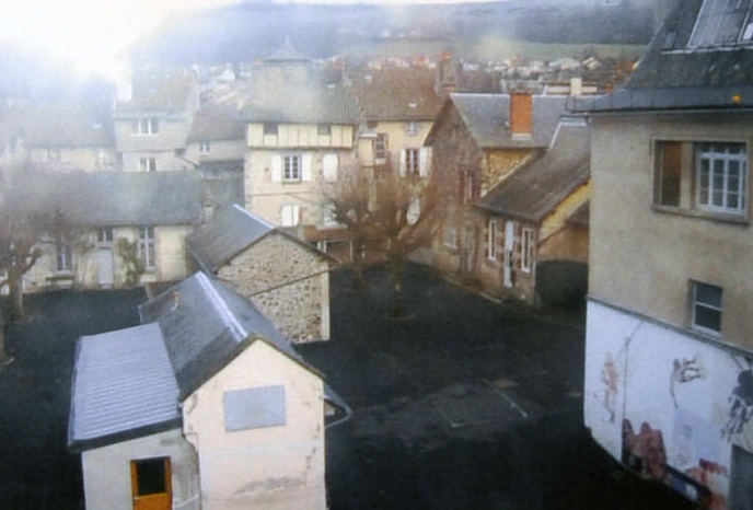 Collège de jésuites d'Aurillac, puis collège communal, lycée de garçons, école primaire supérieure de jeunes filles, collège moderne et technique de jeunes filles, actuellement collège Jeanne-de-La-Treilhe