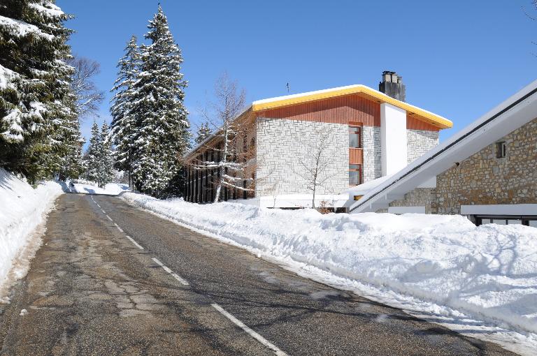 Gare d'arrivée du chemin de fer à crémaillère du Revard, puis supérette La Crémaillère, actuellement colonie de vacances de la ville de Pantin dit Centre La Crémaillère