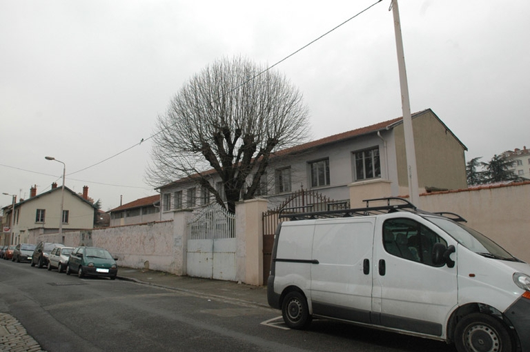 Usine de fabrication de matériaux de construction Canque frères) (gravière et entreprise de BTP) puis Eléctification du Sud Est puis techniphone et auto école Chapelier puis Décor isidore Cochet actuellement association de personnes agées