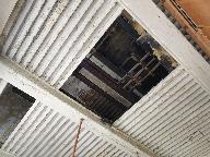  Prieuré, intérieur : plafond du rez-de-chaussée et planchers des étages supérieurs visibles en raison de l'incendie survenu le 30 décembre 2012