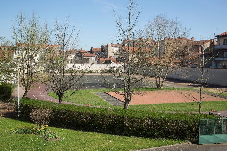 Manoir de Chènevoux, puis collège de jésuites, puis école centrale, puis lycée de garçons, actuellement lycée d'enseignement secondaire Jean-Puy
