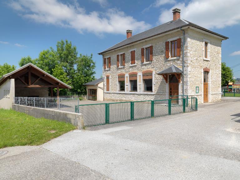 École de garçons et mairie, puis école de fille, actuellement école primaire mixte