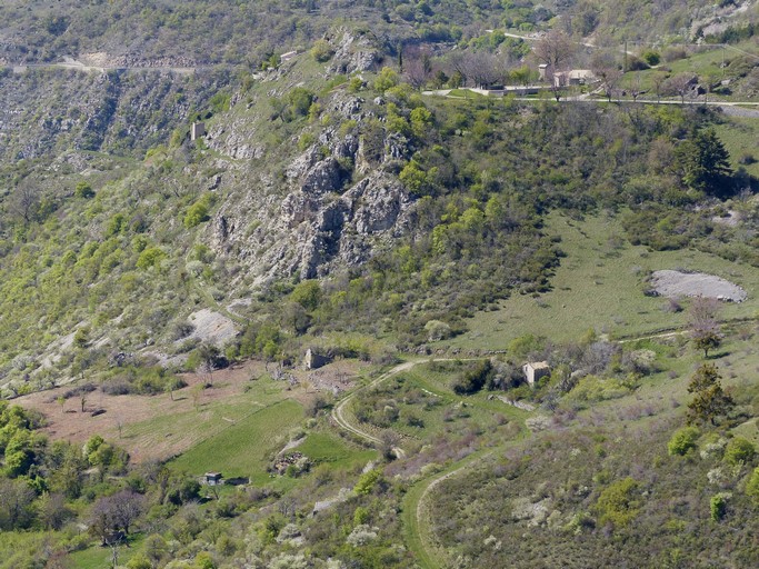 Le quartier du Génisseau, dominé par le site castral de Barret-de-Lioure. Vue prise de l'est.