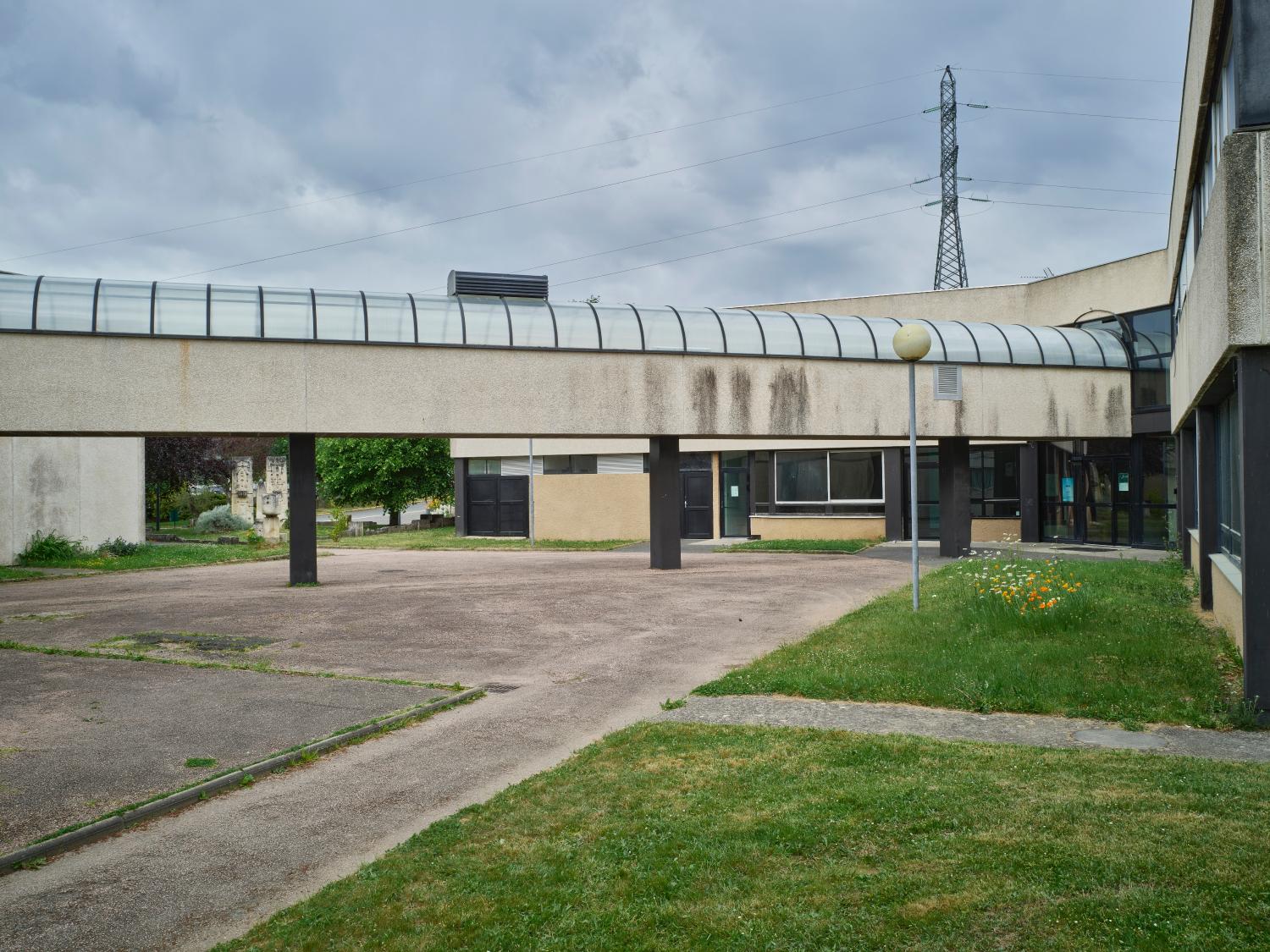 Oeuvre du 1% artistique du lycée professionnel Desaix de Saint-Eloy-les-Mines : ensemble d'éléments sculptés