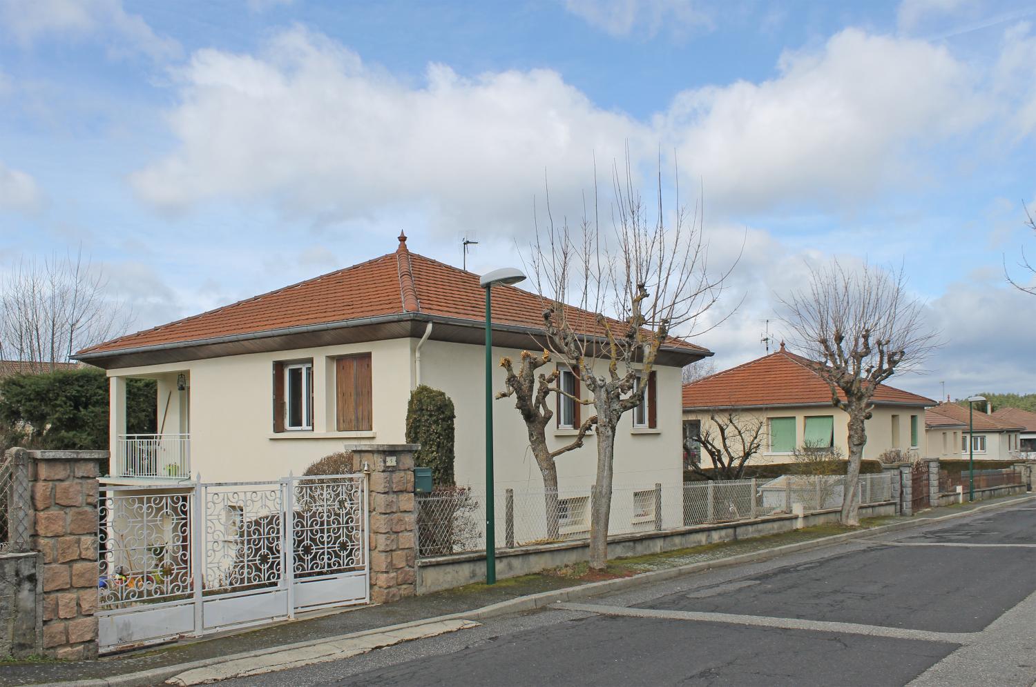 Les immeubles HLM de la Croix-Saint-Romain et le lotissement Les Érables à Sainte-Sigolène.