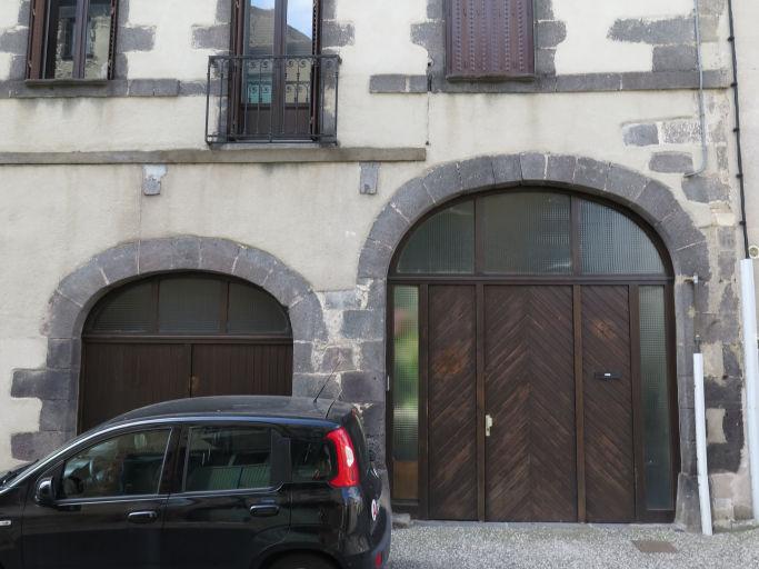 Entrée de cuvage couverte d'un arc en anse-de-panier : Aubière, 28 rue du Chambon