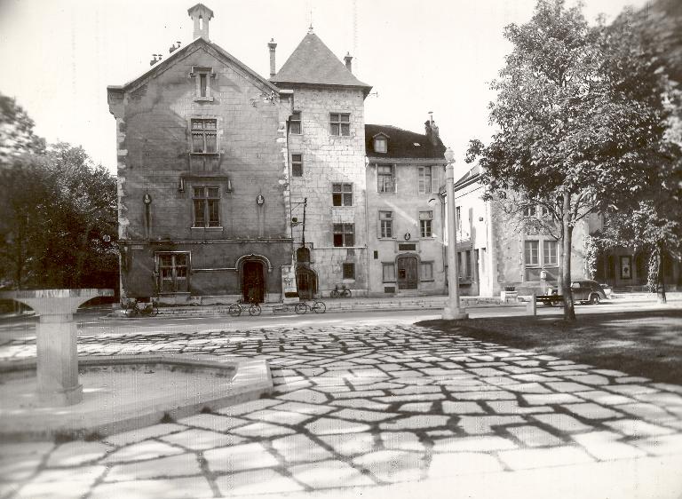 Château fort, puis château, actuellement hôtel de ville