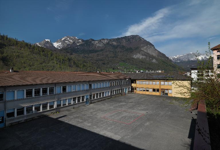 Groupe scolaire de Montroux, puis Cité technique, actuellement lycée d'enseignement général, technologique et professionnel René-Perrin