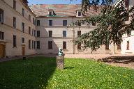 Manoir de Chènevoux, puis collège des jésuites, école centrale, lycée de garçons, actuellement lycée d'enseignement secondaire Jean-Puy