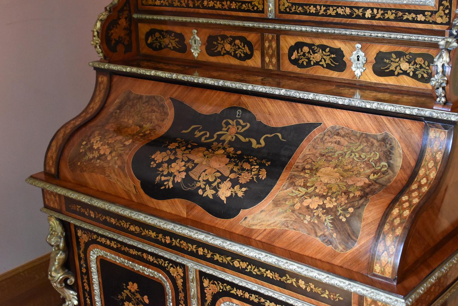 Paire de bas d'armoire-secrétaire à abattant-bibliothèque