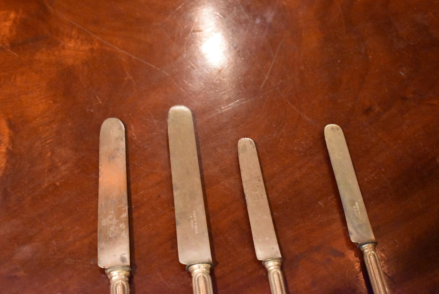 ensemble de couteaux (18) : couteaux à dessert (10), couteaux de table (8).