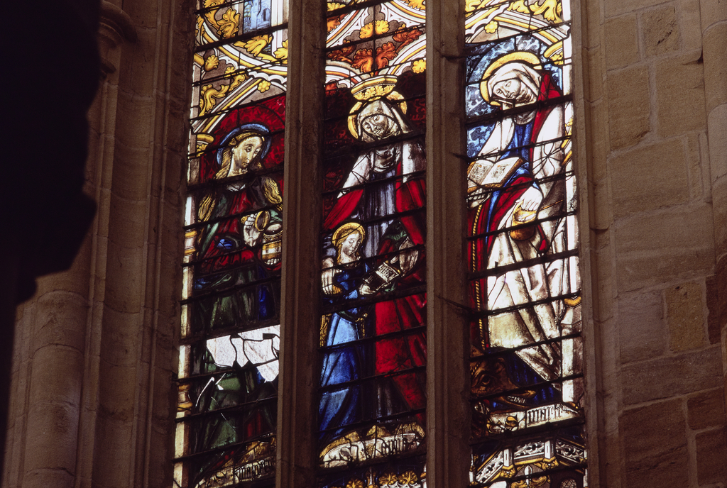 Verrière : saint Just, saint Bernard, saint Irénée, sainte Madeleine, sainte Anne instruisant la Vierge, sainte Marthe (baie 4), verrière à personnages