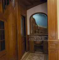 Armoire-lavabo et table-lavabo du vestibule