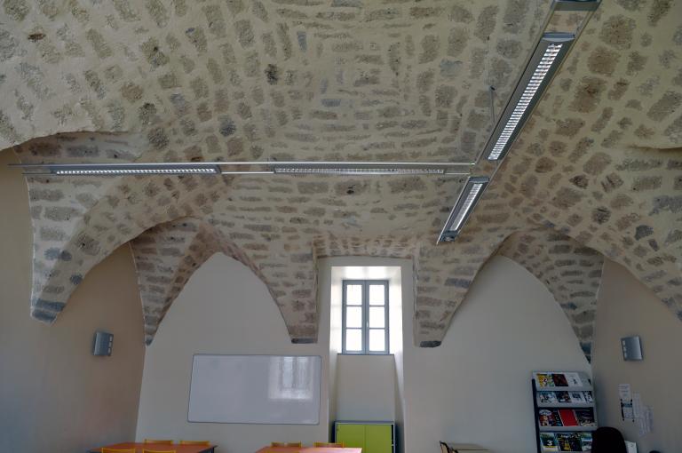 Collège de jésuites d'Aurillac, puis collège communal, lycée de garçons, école primaire supérieure de jeunes filles, collège moderne et technique de jeunes filles, actuellement collège Jeanne-de-La-Treilhe