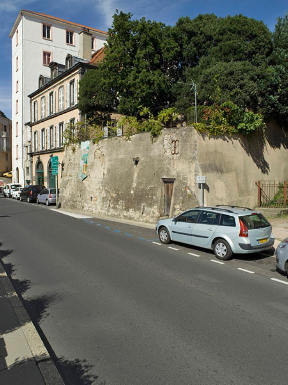 Une maison et son jardin suspendu, rue Terrasse.