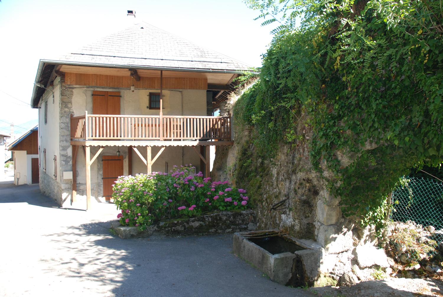 Moulin à farine et scierie des Chartreux d'Aillon puis moulin, pressoir et battoir à chanvre Sonnet puis Pernet actuellement logement et gîte