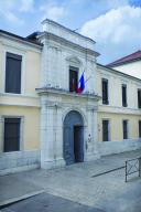 Collège de jésuites, puis école centrale, école secondaire communale, lycée impérial, lycée de garçons, actuellement lycée Lalande