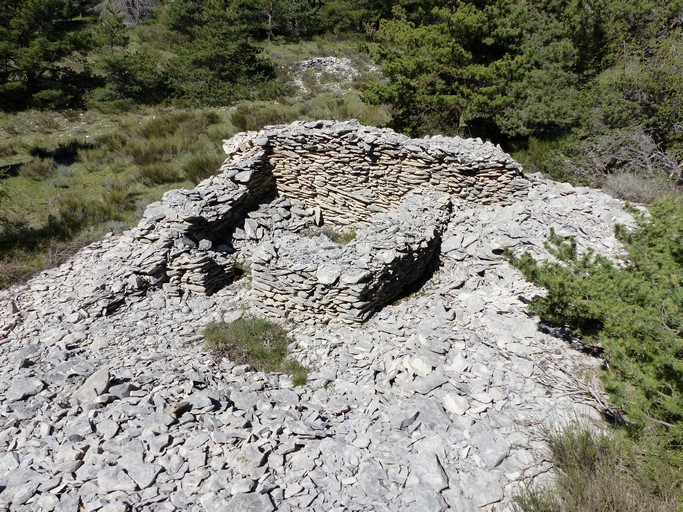 Cabane installée dans un pierrier, quartier de Fontanille.