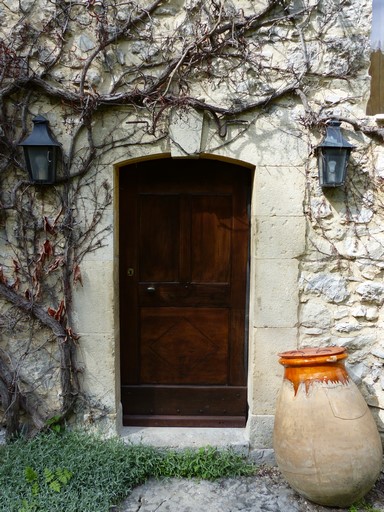 Porte de logis en pierre de taille calcaire, ferme au Terron