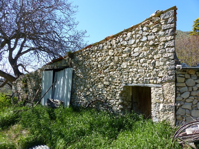 Les entrepôts agricoles de Barret-de-Lioure