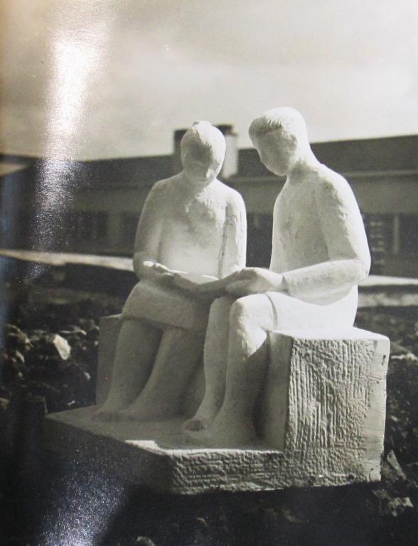 Sculpture (ronde-bosse) : Jeune fille assise