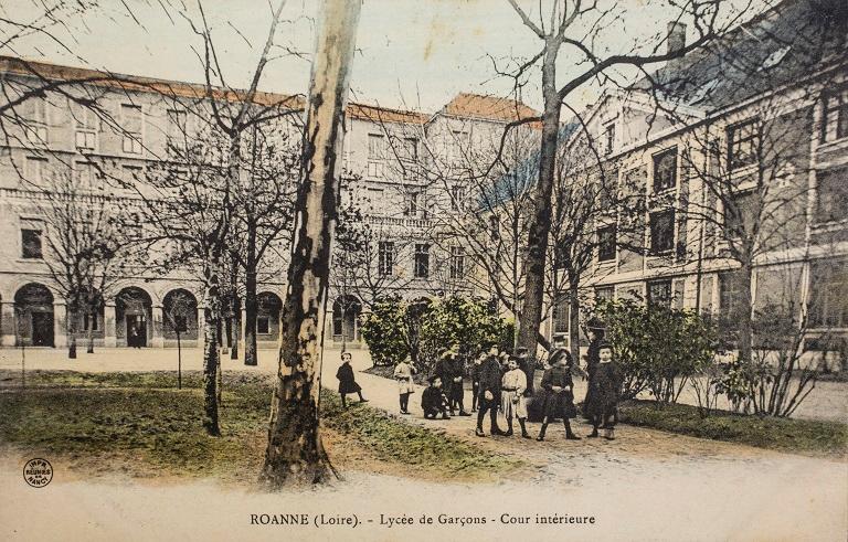 Manoir de Chènevoux, puis collège de jésuites, puis école centrale, puis lycée de garçons, actuellement lycée d'enseignement secondaire Jean-Puy